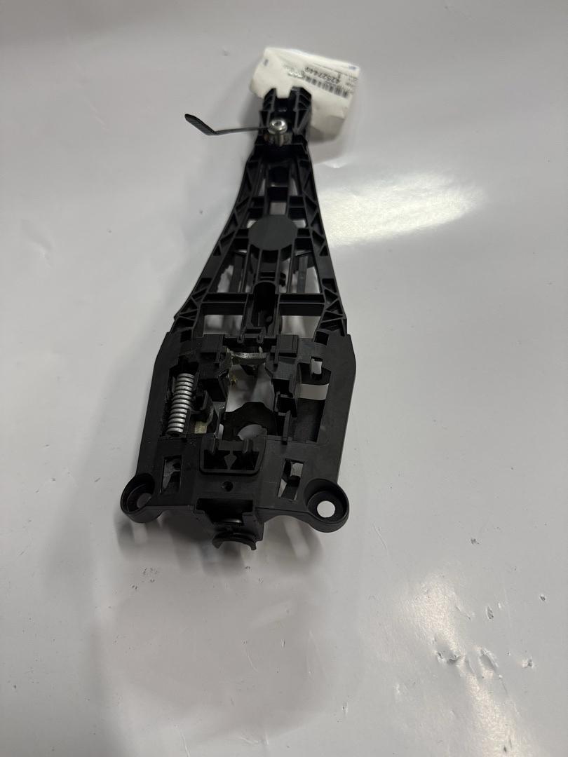 42527449 | SRX Malibu Cruze Verano Lacrosse Volt Regal encore trax verano Buick Regal front Right Door Handle Base Bracket OEM Black