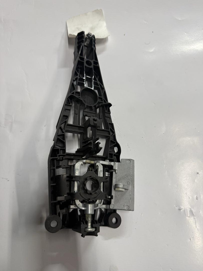 42527449 | SRX Malibu Cruze Verano Lacrosse Volt Regal encore trax verano Buick Regal front Right Door Handle Base Bracket OEM Black