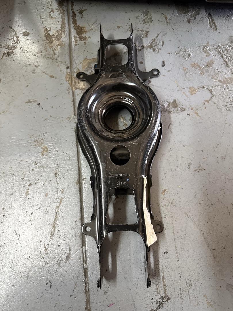 22947074 | 14-19 Cadillac cts General Motors, driver side Suspension lower Control Arm