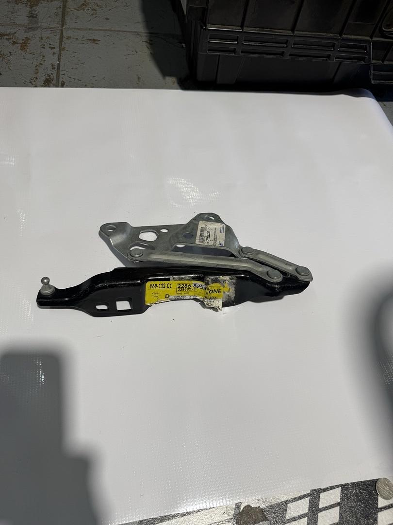 22868253 | Cadillac ATS 2013-2019 Hood Hinge Passenger Side | Made Of Steel | Coupe/Sedan | Replacement For GM1236235
