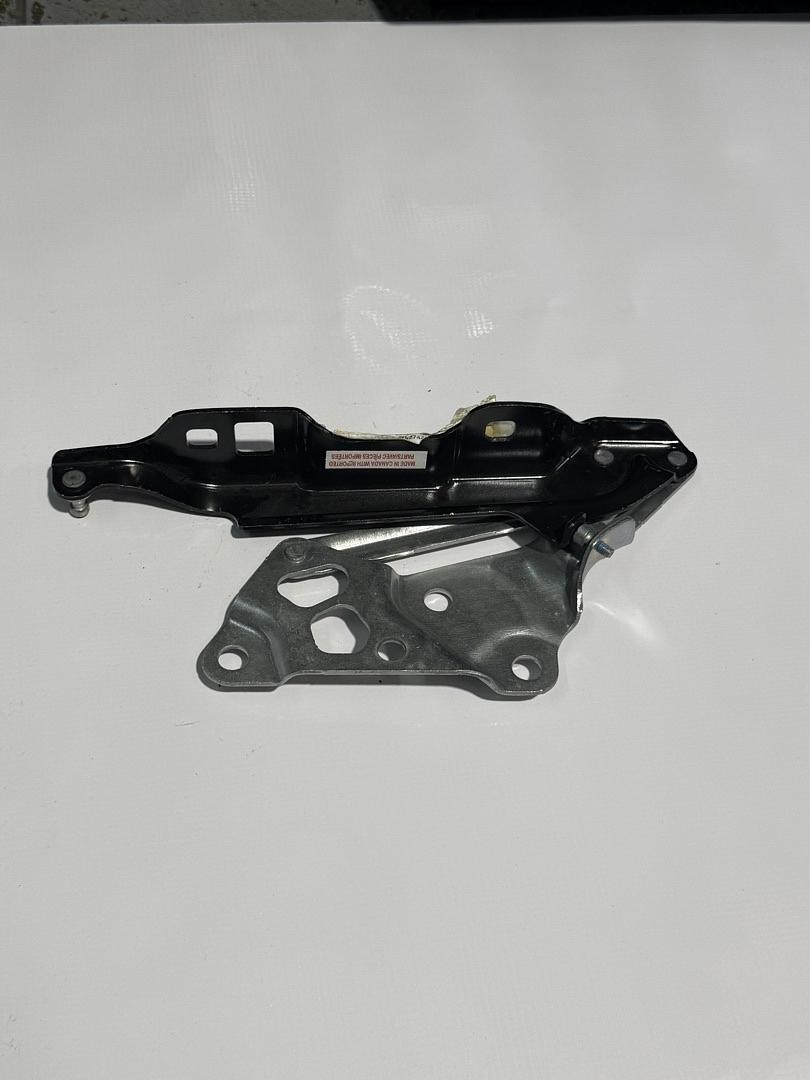 22868253 | Cadillac ATS 2013-2019 Hood Hinge Passenger Side | Made Of Steel | Coupe/Sedan | Replacement For GM1236235
