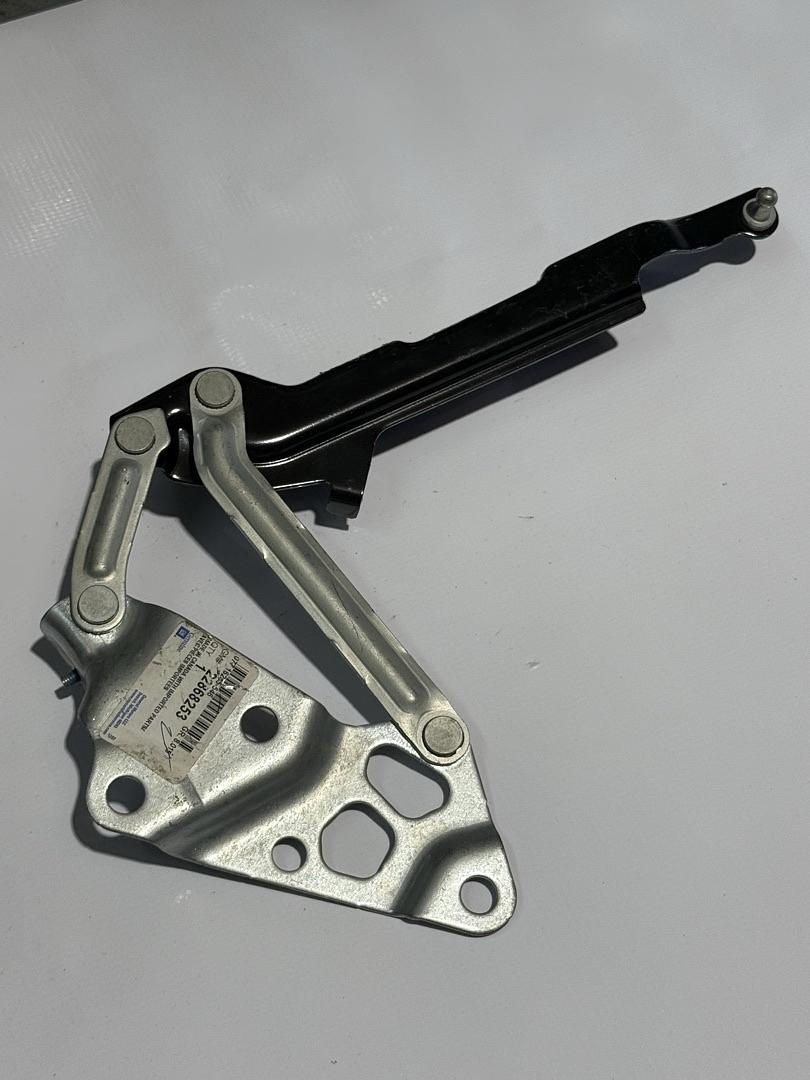 22868253 | Cadillac ATS 2013-2019 Hood Hinge Passenger Side | Made Of Steel | Coupe/Sedan | Replacement For GM1236235