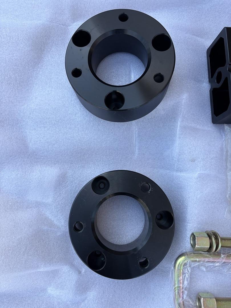 99-24 Chevy Silverado 1500 / GMC Sierra 1500  3” Front / 2” Rear Full Suspension Leveling Kit with Front Strut Spacers and Block U-Bolt Set