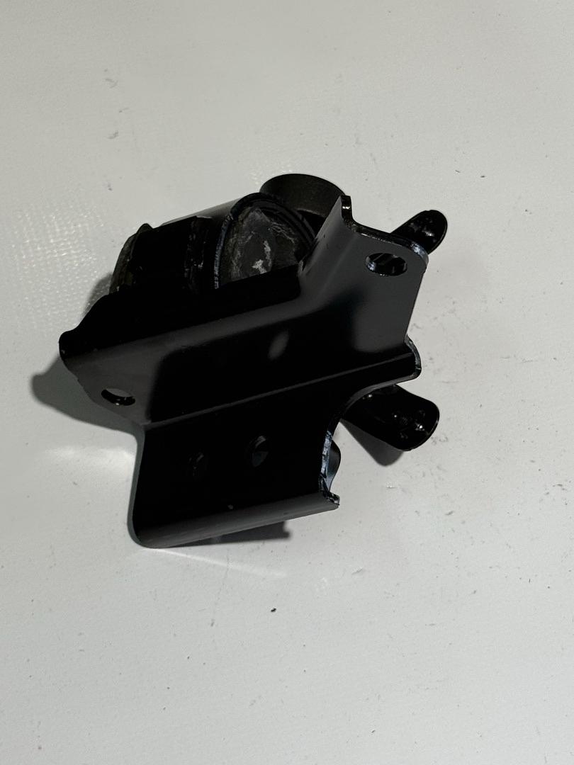 88975636 | 09-10 pontiac vibe transmission mount