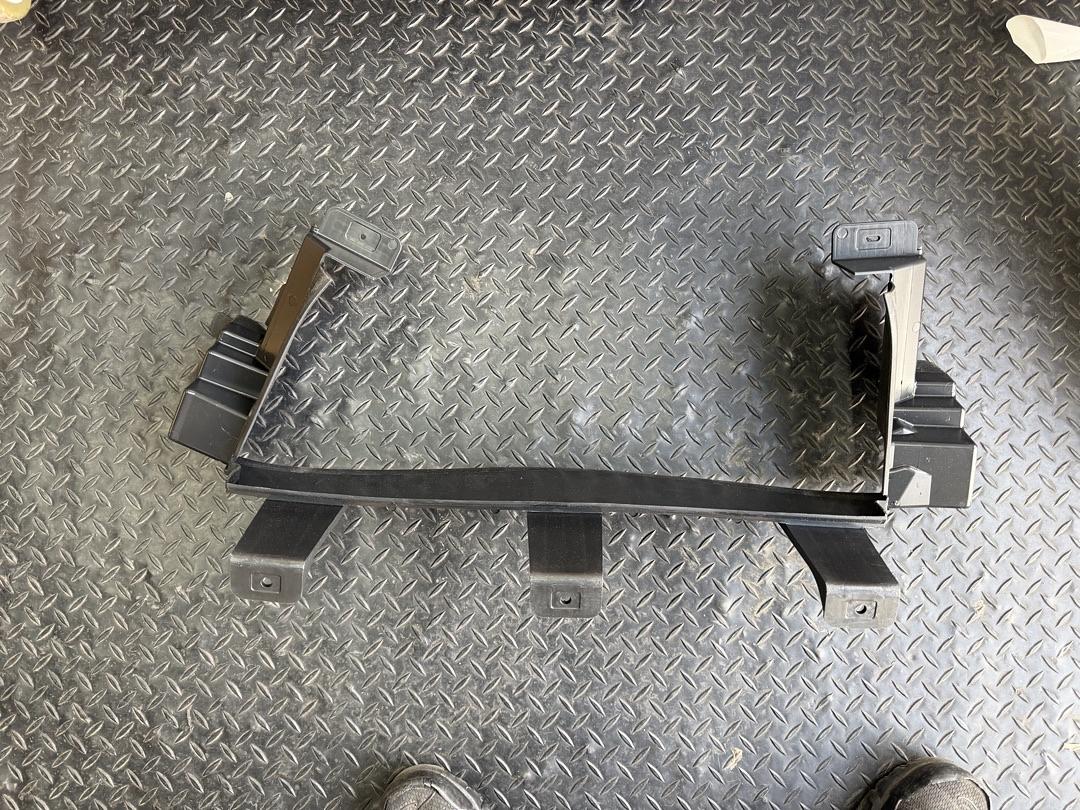 23194935 | 17-19 Cadillac XT5 lower radiator baffle oem