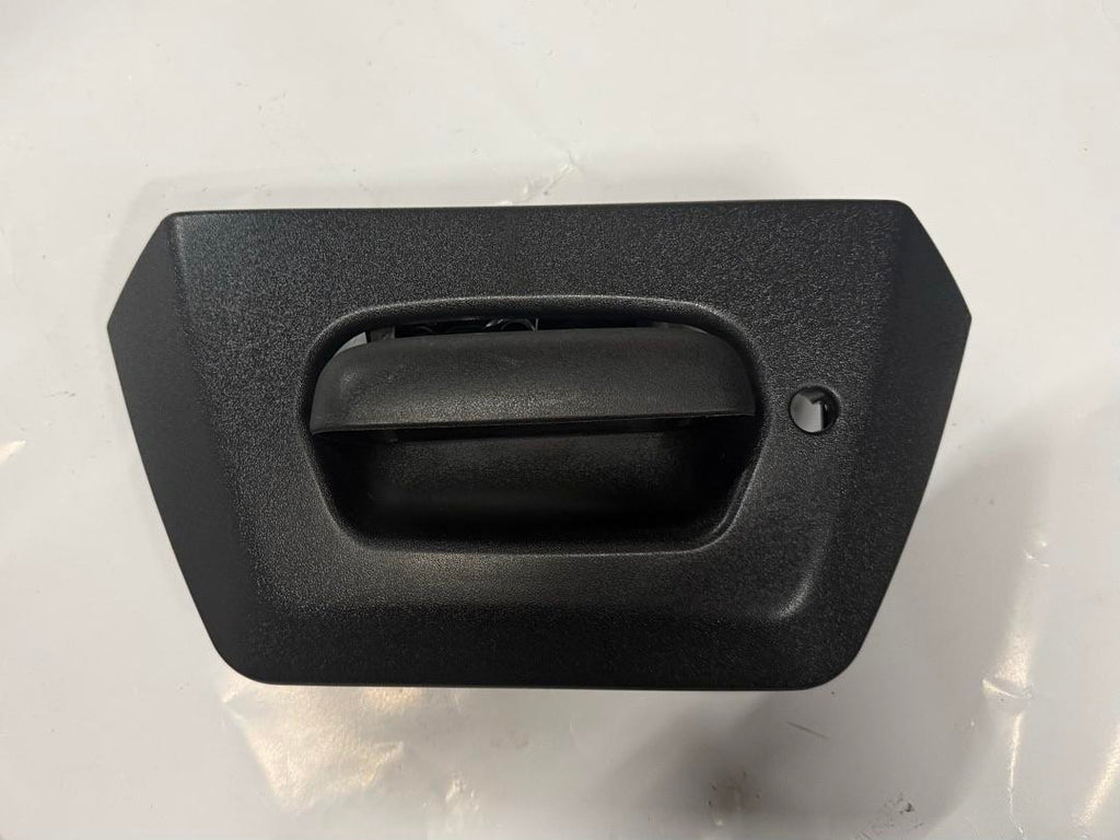 02-06 Chevy avalanche 1500 2500 rear tailgate bezel w/keyhole and handle