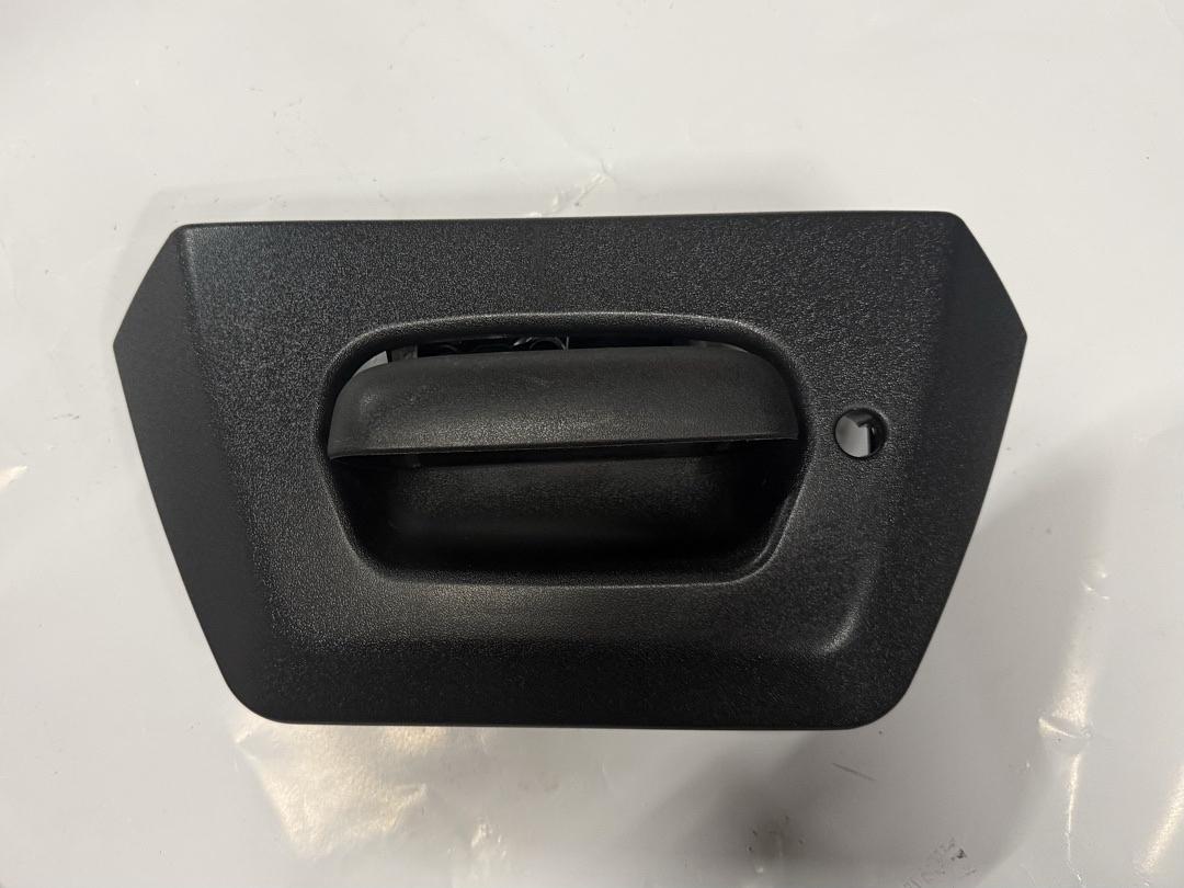 02-06 Chevy avalanche 1500 2500 rear tailgate bezel w/keyhole and handle
