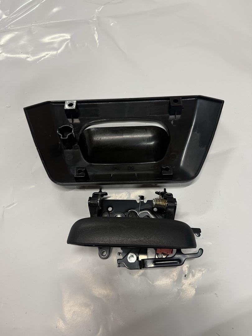 02-06 Chevy avalanche 1500 2500 rear tailgate bezel w/keyhole and handle
