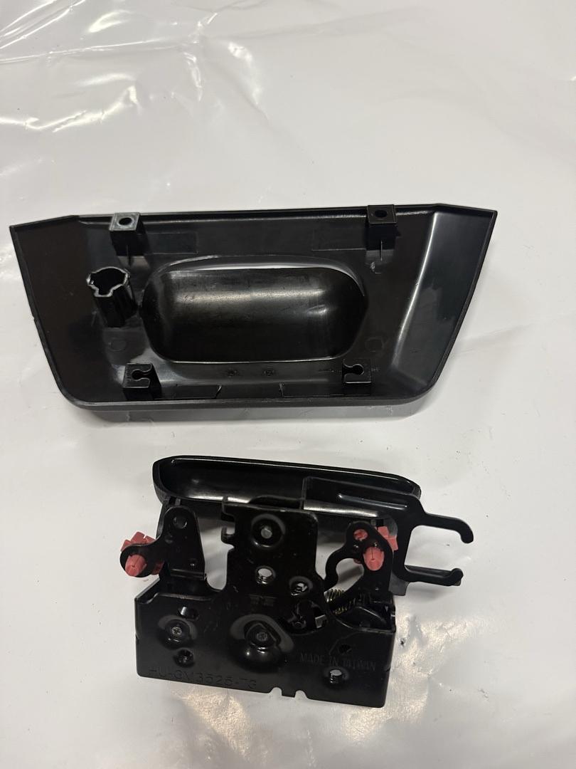 02-06 Chevy avalanche 1500 2500 rear tailgate bezel w/keyhole and handle