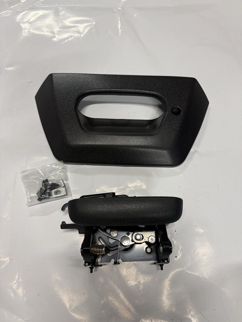 02-06 Chevy avalanche 1500 2500 rear tailgate bezel w/keyhole and handle