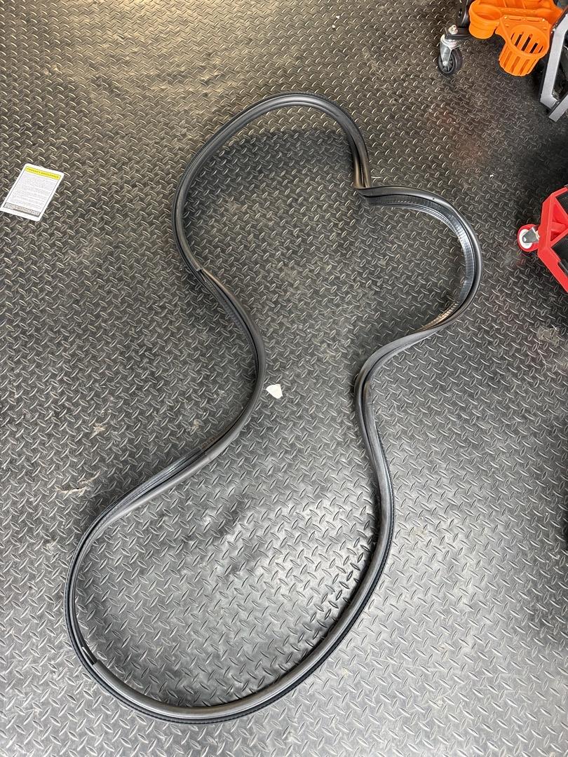 04-09 Cadillac SRX Base liftgate weatherstrip oem