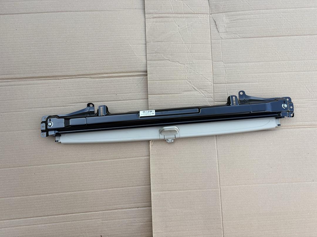 84394808 | 17-19 GMC Acadia / 17-19 GMC Denali / 17-21 Buick Enclave Rear Window Shade