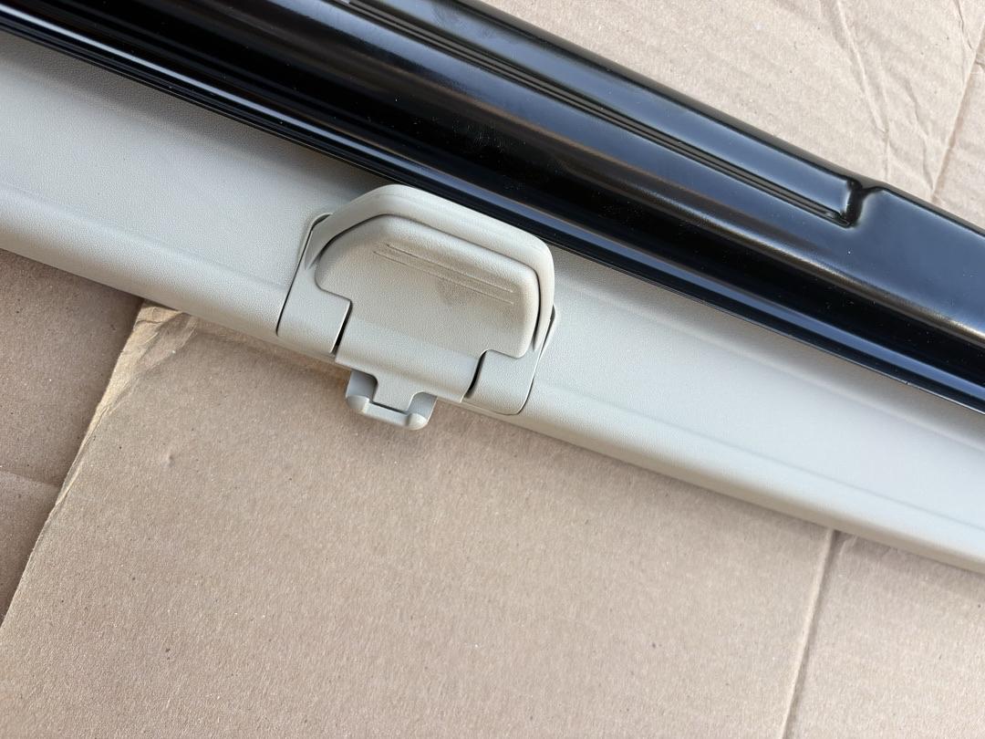 84394808 | 17-19 GMC Acadia / 17-19 GMC Denali / 17-21 Buick Enclave Rear Window Shade