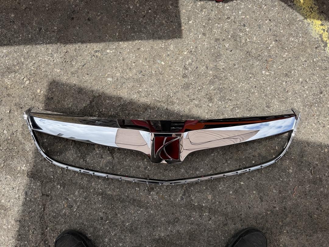 07-09 Saturn Aura front upper chrome grill w red emblem