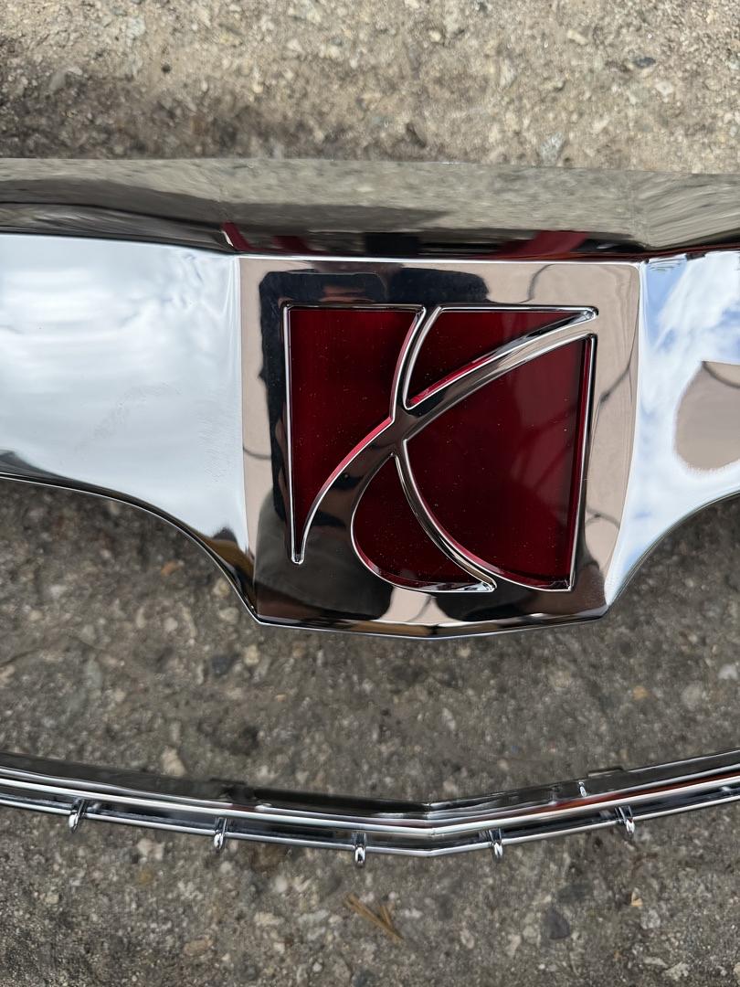 25786577 | 07-09 Saturn Aura front upper chrome grill w red emblem