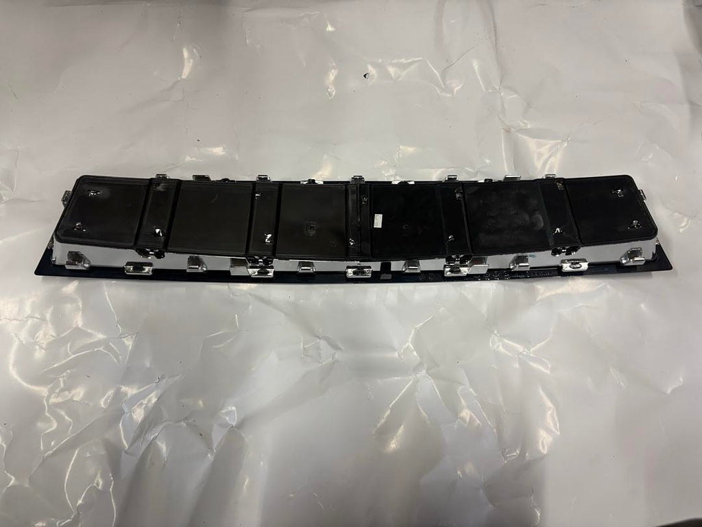 25957702 | GM 08-14 Cadillac Escalade Grille Assembly, Radiator Lower *Light Silver