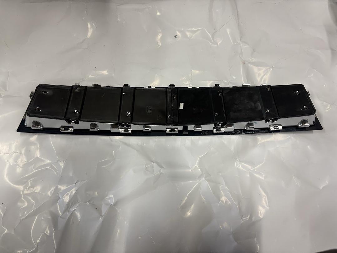 25957702 | GM 08-14 Cadillac Escalade Grille Assembly, Radiator Lower *Light Silver