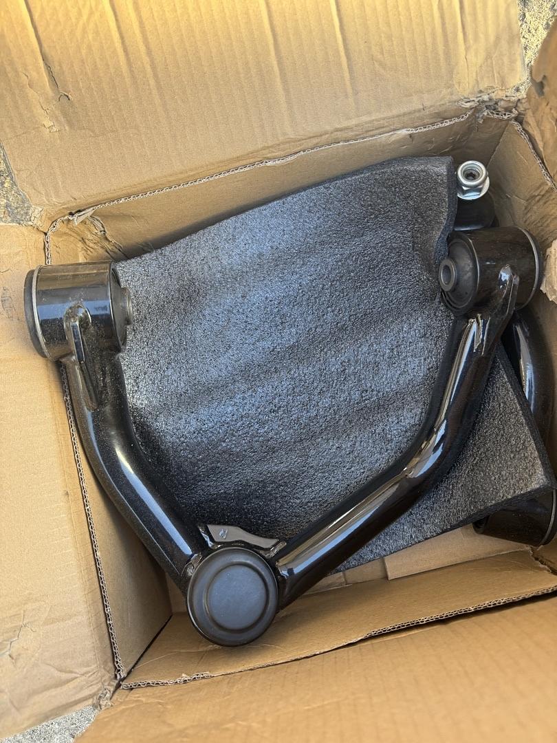 Open Box - 15-22 Chevy Colorado, GMC Canyon 2-4 in. Lift Front Upper Control Arms