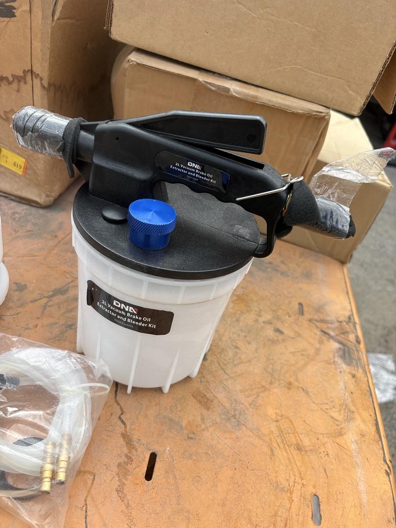 2L 170 PSI for Car SUV Pickup Vacuum Brake Oil Extractor Bleeder Kit With Refilling Bottle White