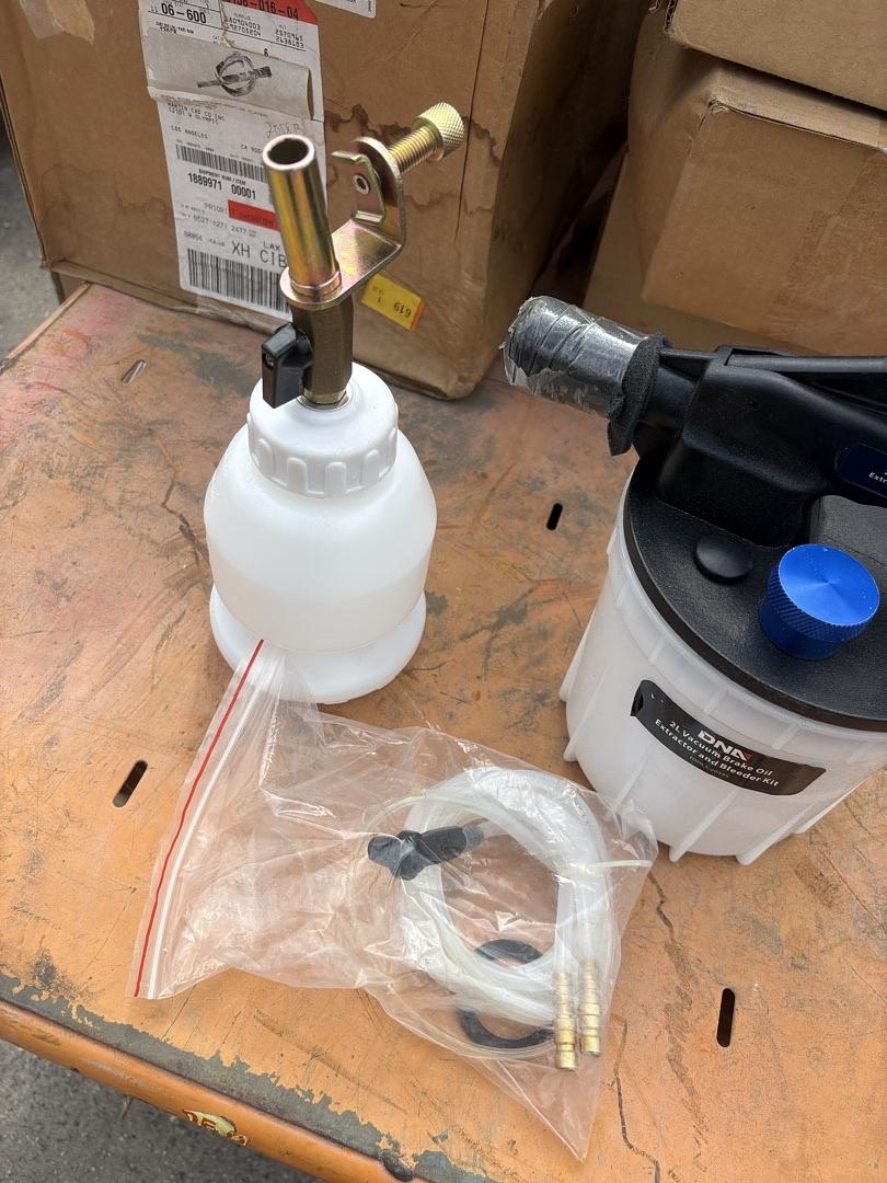 2L 170 PSI for Car SUV Pickup Vacuum Brake Oil Extractor Bleeder Kit With Refilling Bottle White