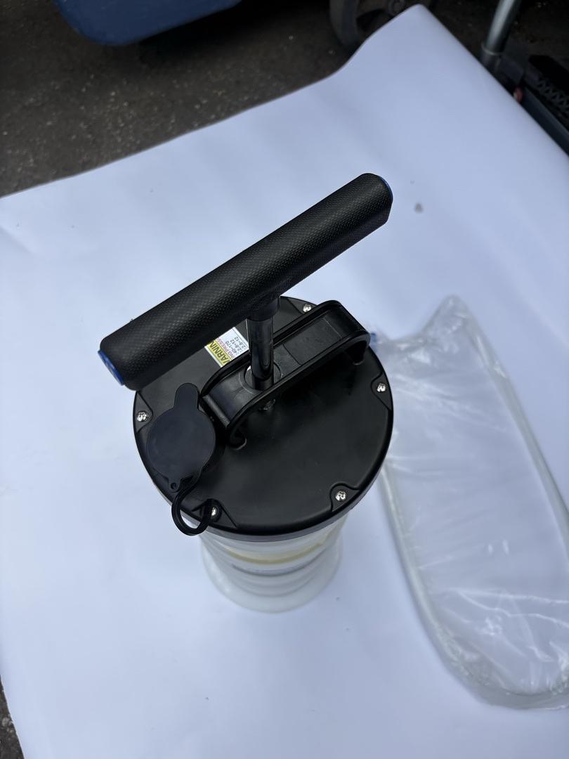 6.5L Pneumatic and Manual Oil Extractor Pump Extended Oil Suction Hose A Brake Bleeding Hose for Automotive Fluids Vacuum Evacuation