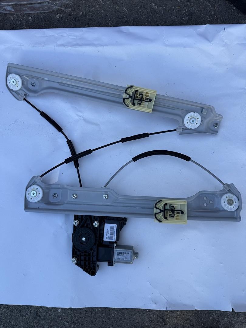 84247918 | 2017-2020 Buick Envision OEM Left Front Door Window Regulator W/Motor