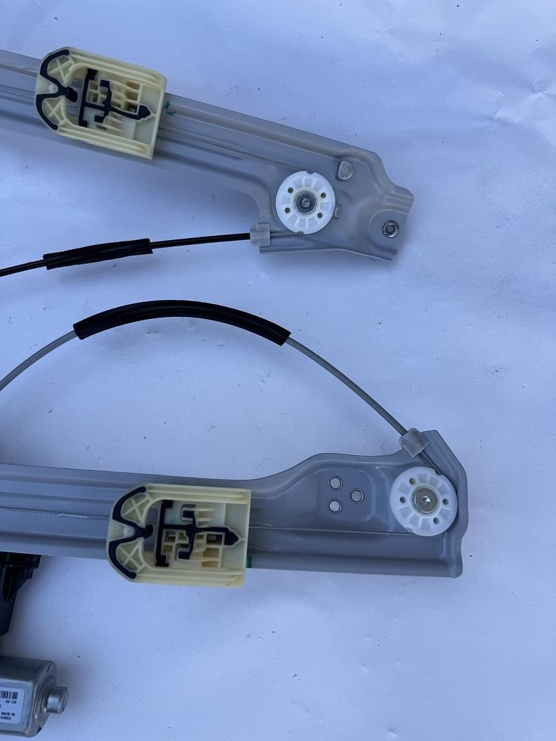 84247918 | 2017-2020 Buick Envision OEM Left Front Door Window Regulator W/Motor