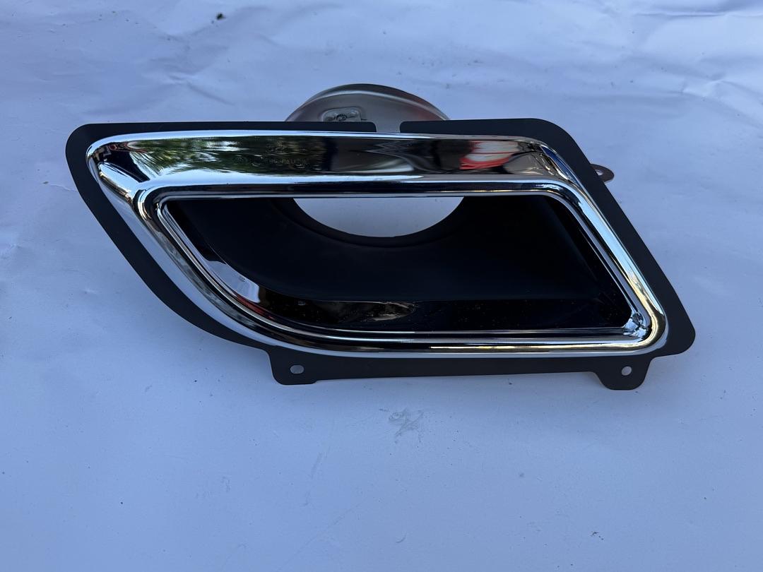22753150 | 2014- 2016 Cadillac CTS Rear Right Side Exhaust Tip Bezel Sleeve OEM