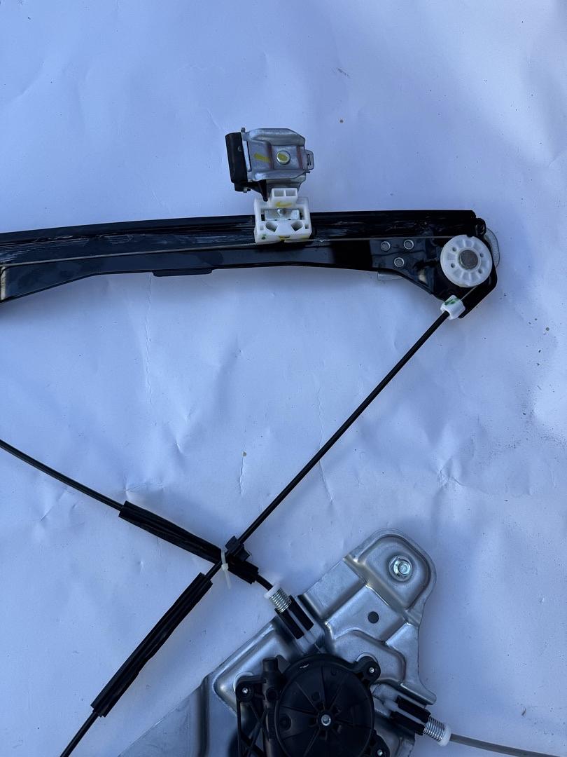 22803201 | Front Door Window Lift Regulator