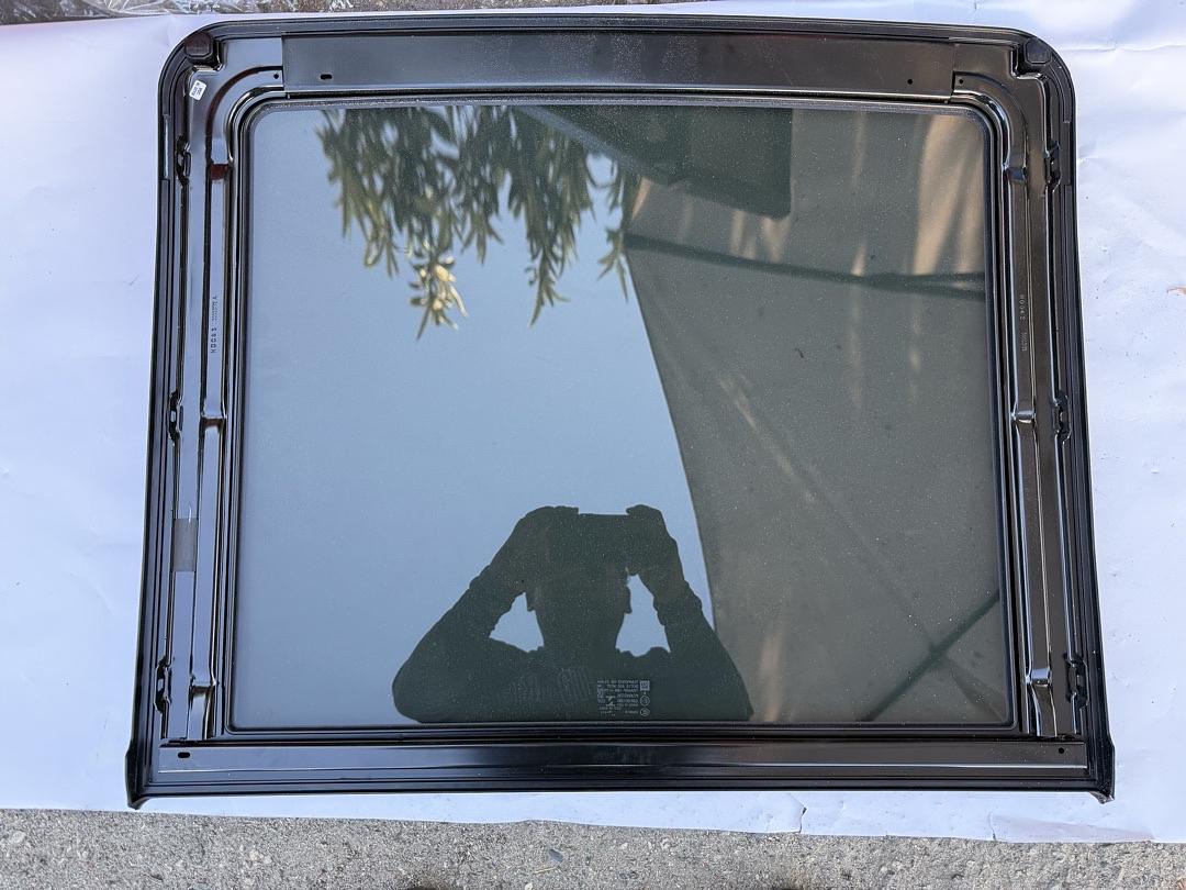 84374350 | 2018-2024 Chevrolet Equinox LT Roof Front Sunroof Window Glass OEM