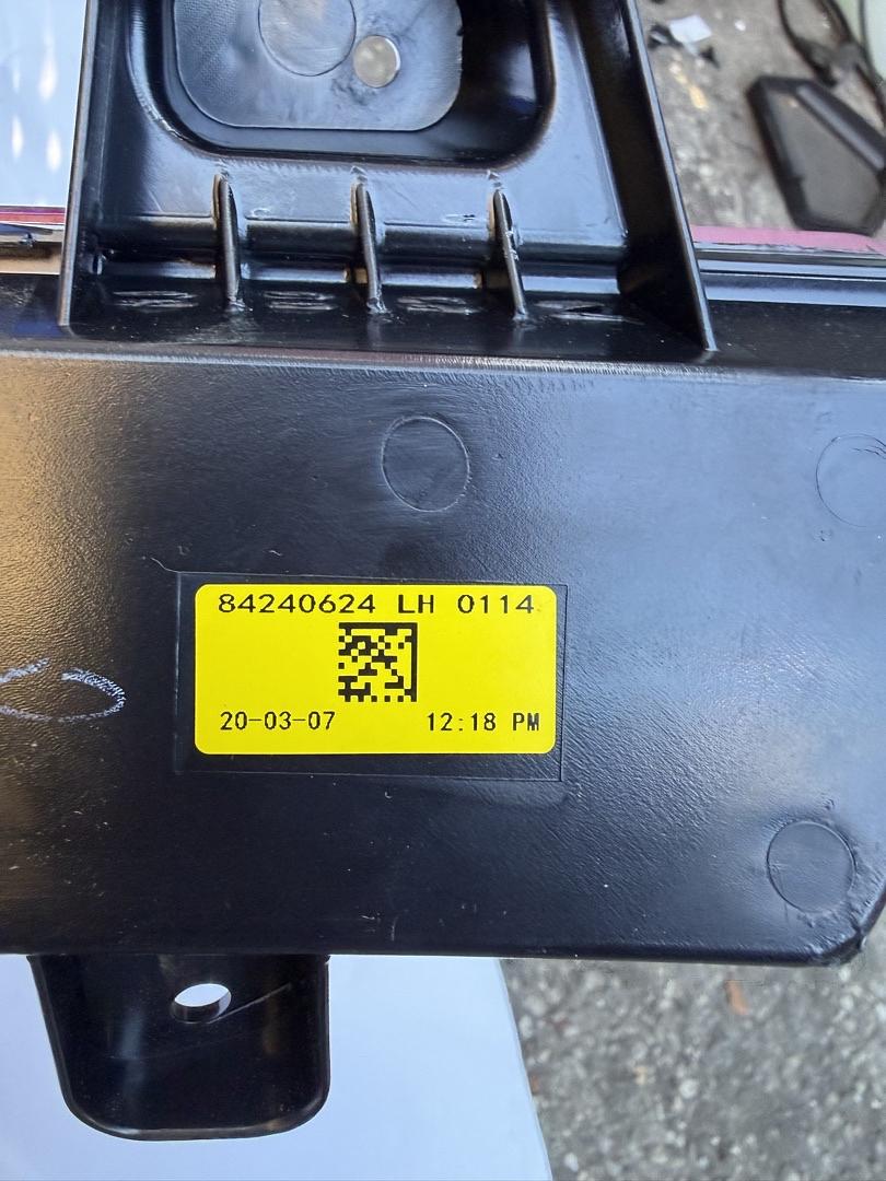 84240624 | 15-20 CADILLAC ESCALADE REAR FASCIA LOWER SIGNAL LAMP
