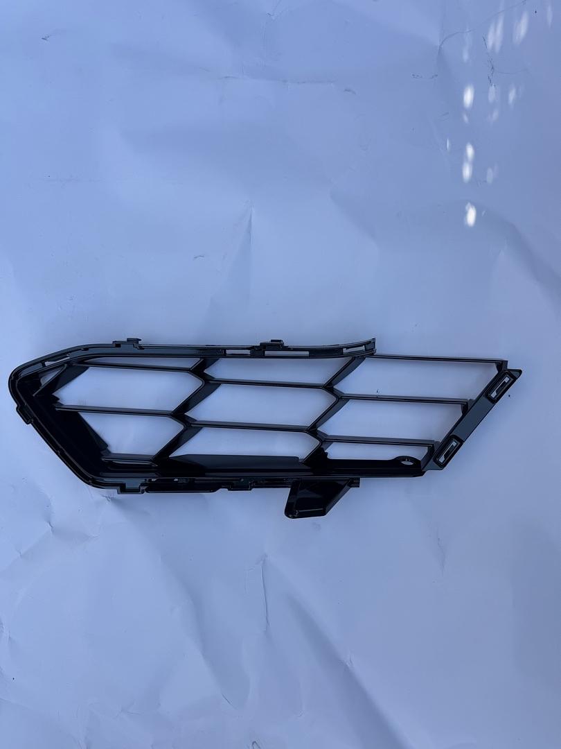 20-24 CHEVY CORVETTE FRONT PASSENGER SIDE LOWER GRILL