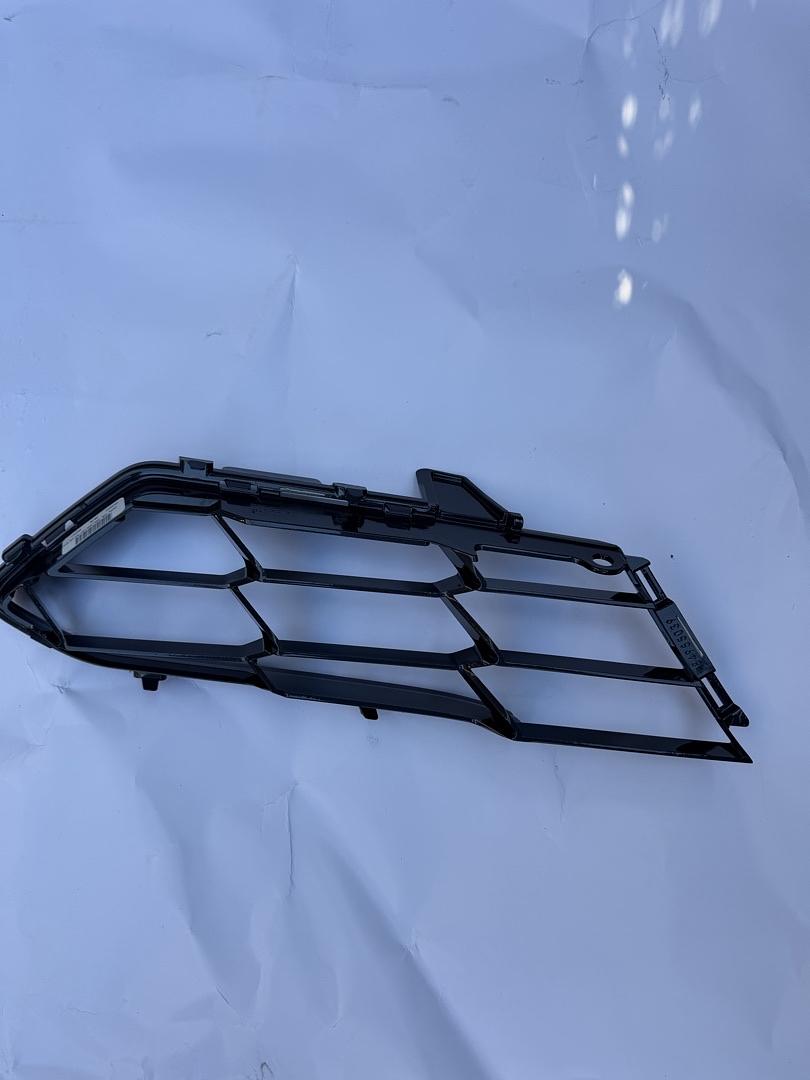 84955041 | 20-24 CHEVY CORVETTE FRONT PASSENGER SIDE LOWER GRILL