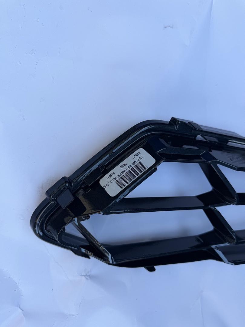 84955041 | 20-24 CHEVY CORVETTE FRONT PASSENGER SIDE LOWER GRILL