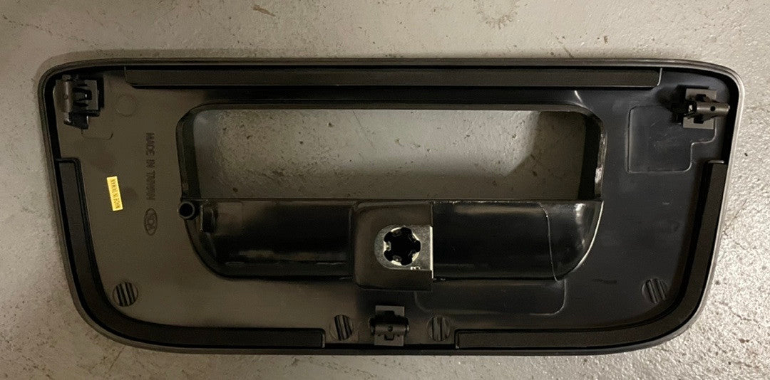 07-13 CHEVY SILVERADO 1500 REAR TAILGATE HANDLE BEZEL W/O KEY HOLE