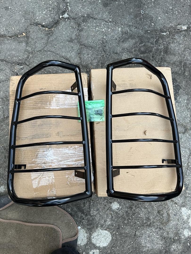 99-06 CHEVY SILVERADO 1500 2500 3500 & HD 99-06 GMC SIERRA 1500 2500 3500 & HD 2007 CHEVY SILVERADO 1500 2500 3500 CLASSIC 2007 GMC SIERRA 1500 2500 3500 CLASSIC TAIL LIGHT GUARD
