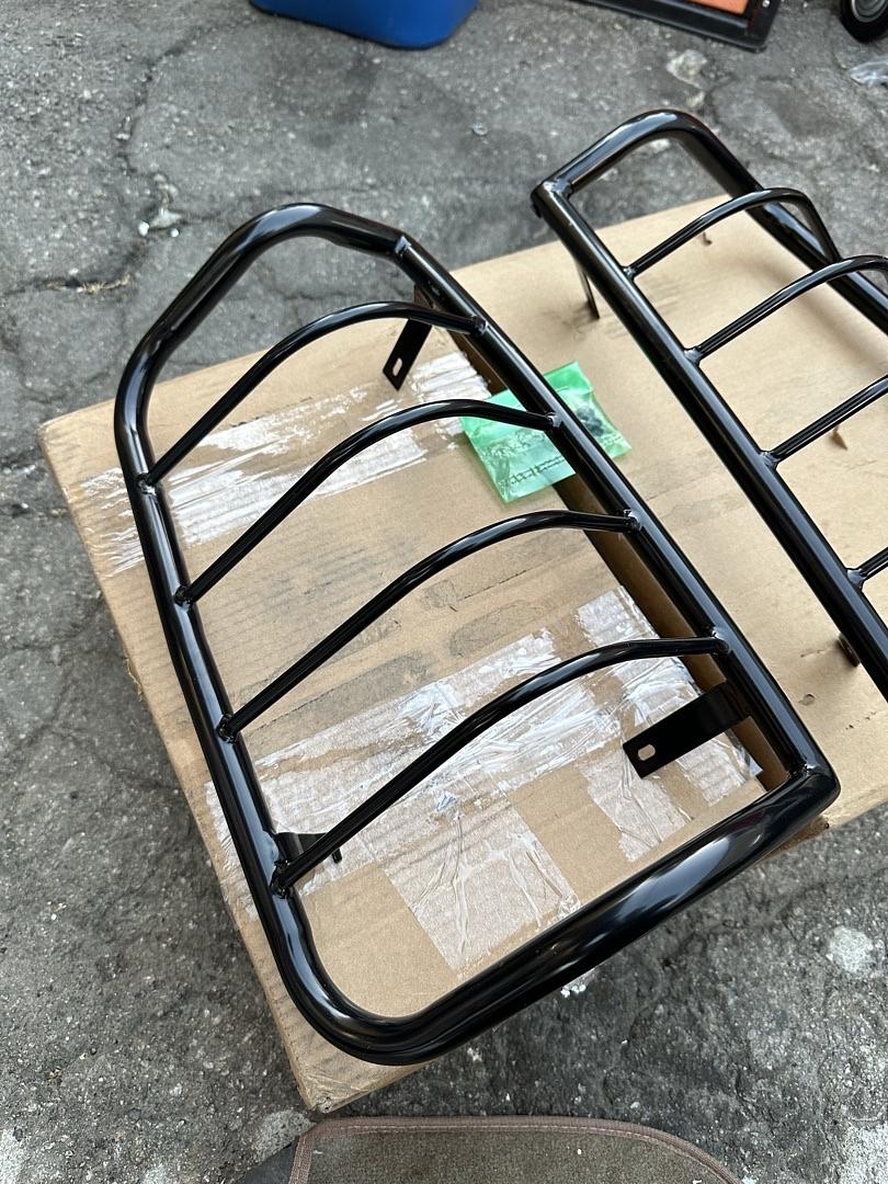 99-06 CHEVY SILVERADO 1500 2500 3500 & HD 99-06 GMC SIERRA 1500 2500 3500 & HD 2007 CHEVY SILVERADO 1500 2500 3500 CLASSIC 2007 GMC SIERRA 1500 2500 3500 CLASSIC TAIL LIGHT GUARD