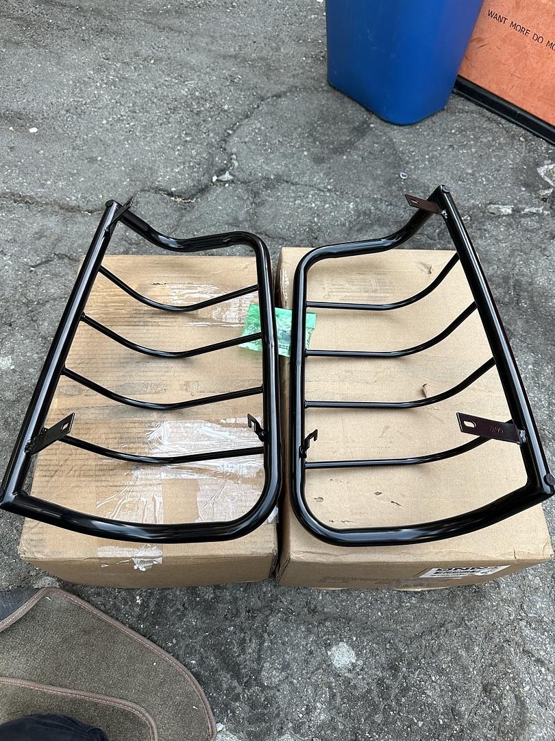 99-06 CHEVY SILVERADO 1500 2500 3500 & HD 99-06 GMC SIERRA 1500 2500 3500 & HD 2007 CHEVY SILVERADO 1500 2500 3500 CLASSIC 2007 GMC SIERRA 1500 2500 3500 CLASSIC TAIL LIGHT GUARD