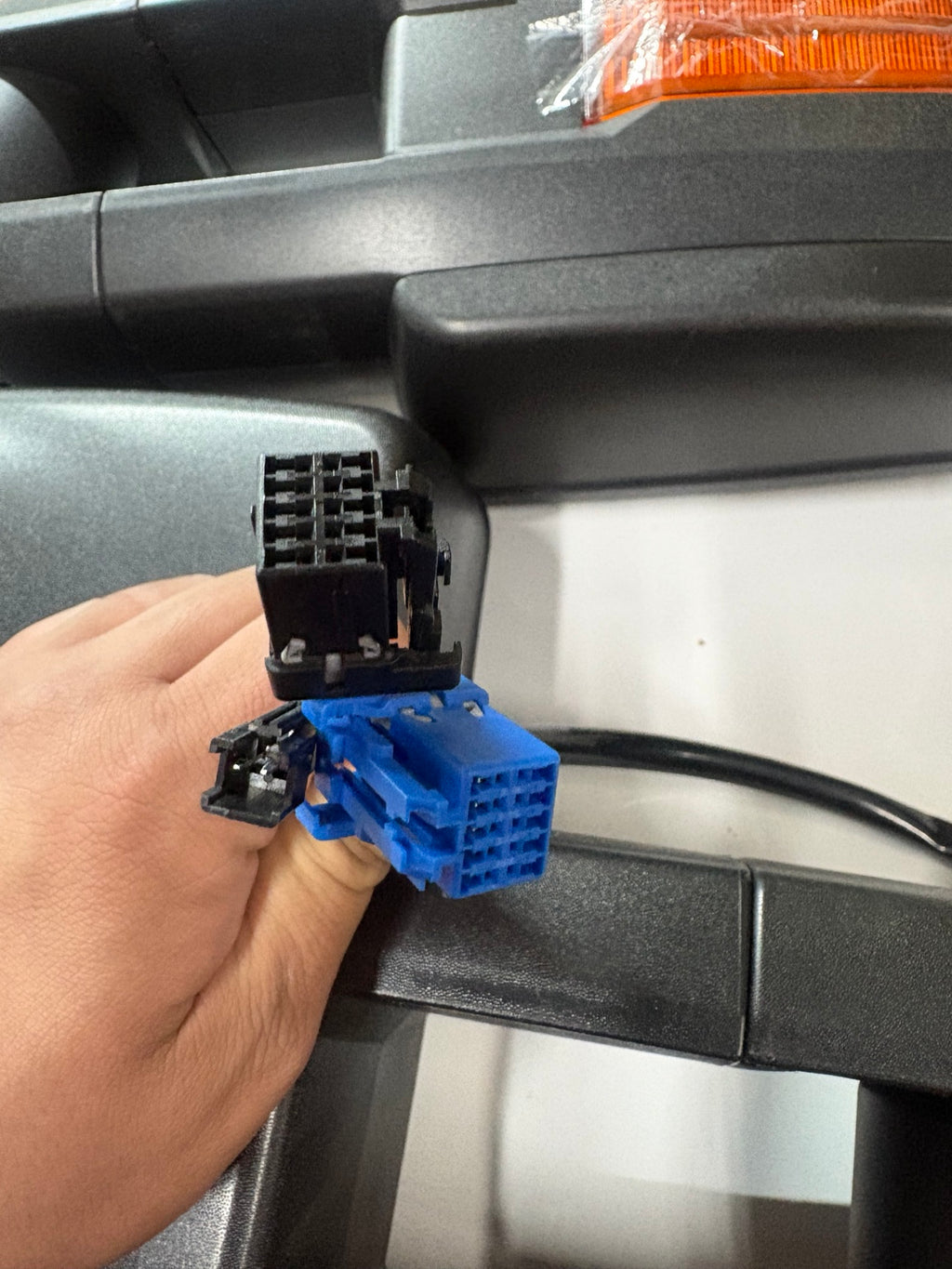 Towing mirror electrical connectors