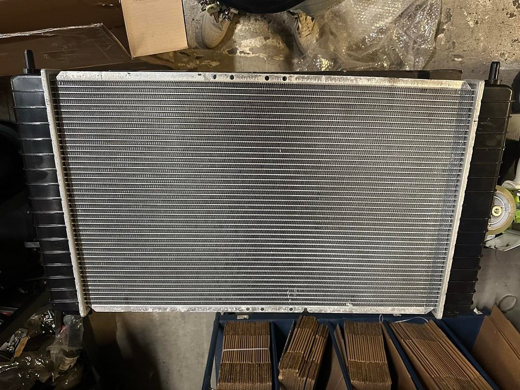 28'' RADIATOR COMPATIBLE WITH 99-07 ESCALADE/SILVERADO/SIERRA 1500 2500 / SUBURBAN/YUKON, OE STYLE ALUMINUM CORE DIRECT FIT RADIATOR, 1-5/16" INLET / 1-9/16" OUTLET OEM-RA-2334
