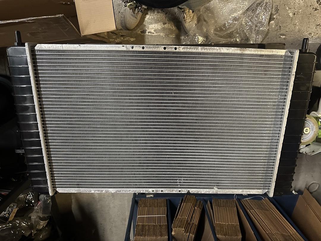 28'' RADIATOR COMPATIBLE WITH 99-07 ESCALADE/SILVERADO/SIERRA 1500 2500 / SUBURBAN/YUKON, OE STYLE ALUMINUM CORE DIRECT FIT RADIATOR, 1-5/16" INLET / 1-9/16" OUTLET OEM-RA-2334