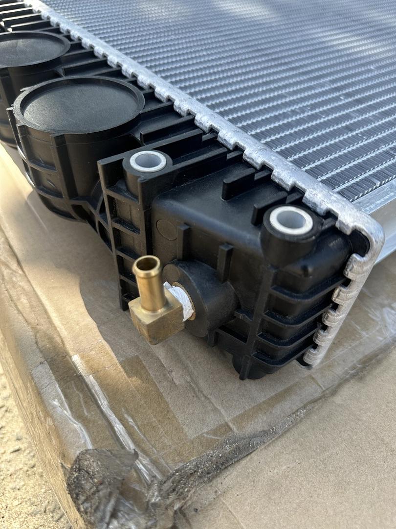 009 RADIATOR 03-07 FREIGHTLINER CENTURY CLASS COLUMBIA OEM-RA-FL-009