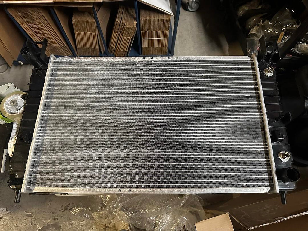 28'' RADIATOR COMPATIBLE WITH 99-07 ESCALADE/SILVERADO/SIERRA 1500 2500 / SUBURBAN/YUKON, OE STYLE ALUMINUM CORE DIRECT FIT RADIATOR, 1-5/16" INLET / 1-9/16" OUTLET OEM-RA-2334