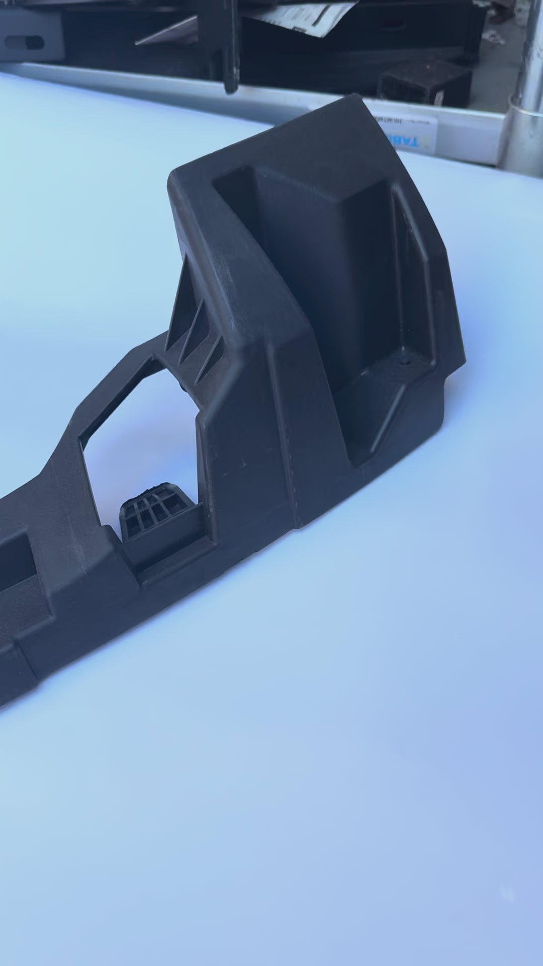 15902105 | 2007-2010 GMC SIERRA 2500HD 3500HD Front Bumper Fascia Center Support Bracket - GM