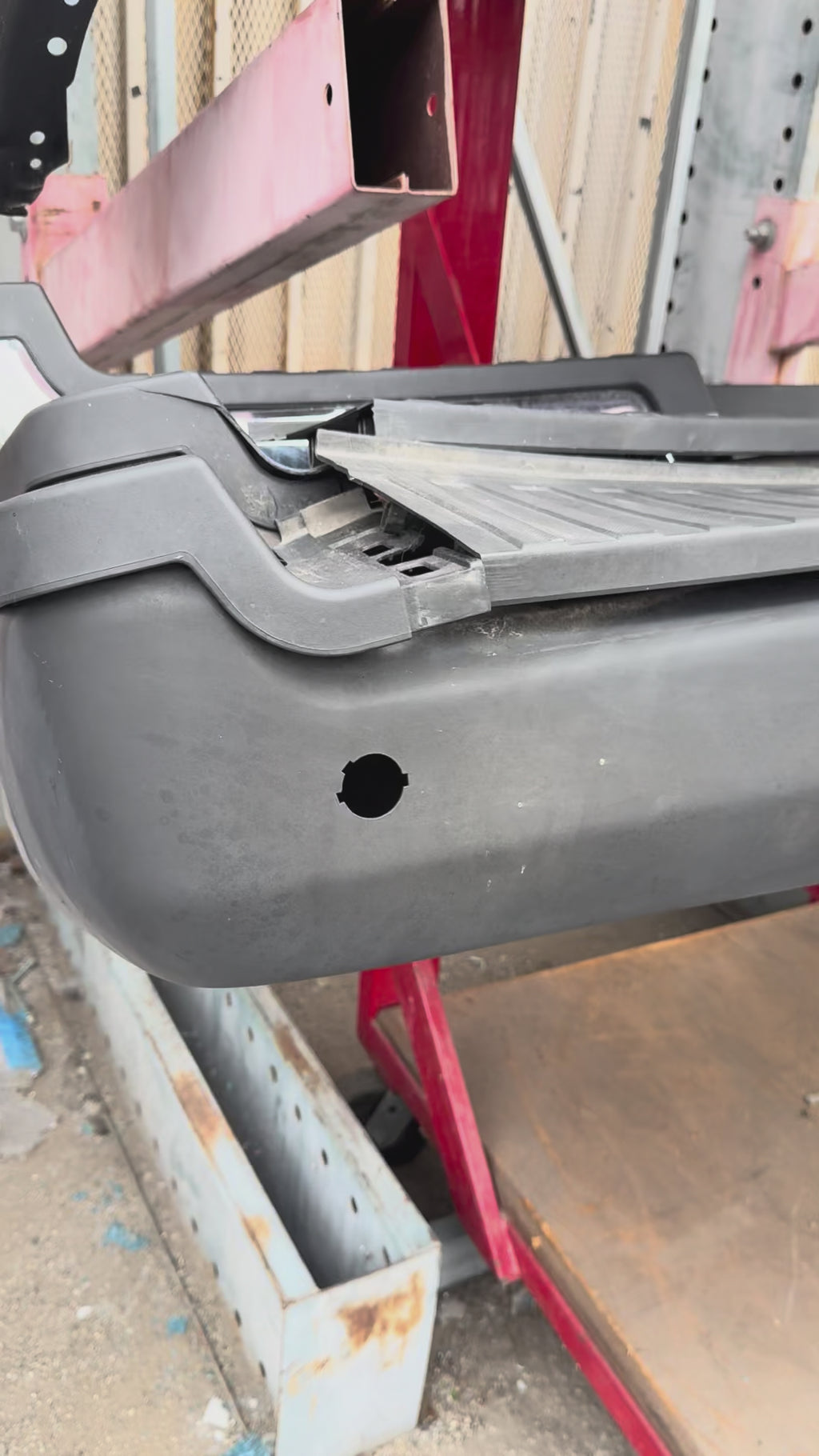 #50 17-22 FORD F250 / F350 BROKEN PLASTICS BLACK REAR BUMPER