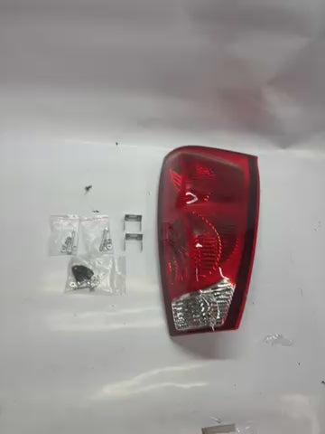 OEM-TL-091-R Factory Style Right Side Taillight Assembly 02-06 Chevy Avalanche 1500 2500