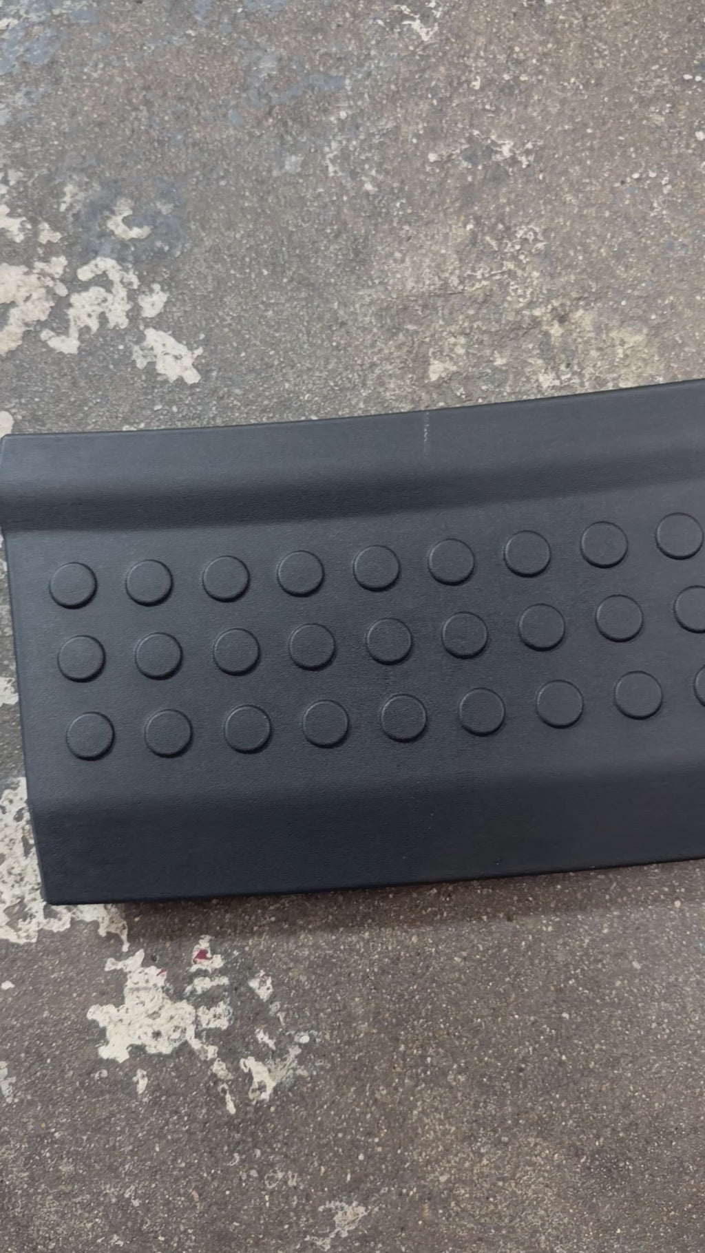 Black Rear Bumper Step Pad – 2007–2009 Dodge Durango / Chrysler Aspen